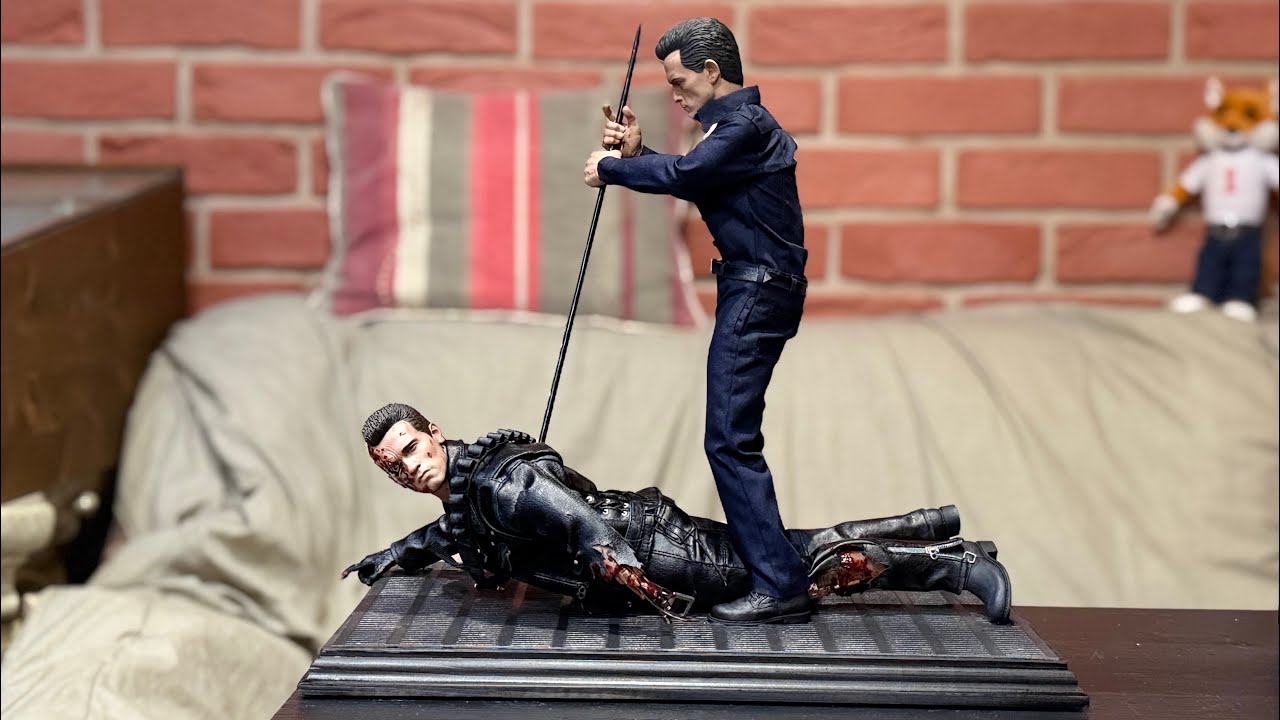 Terminator 2 Diorama Hot toys and Present toys