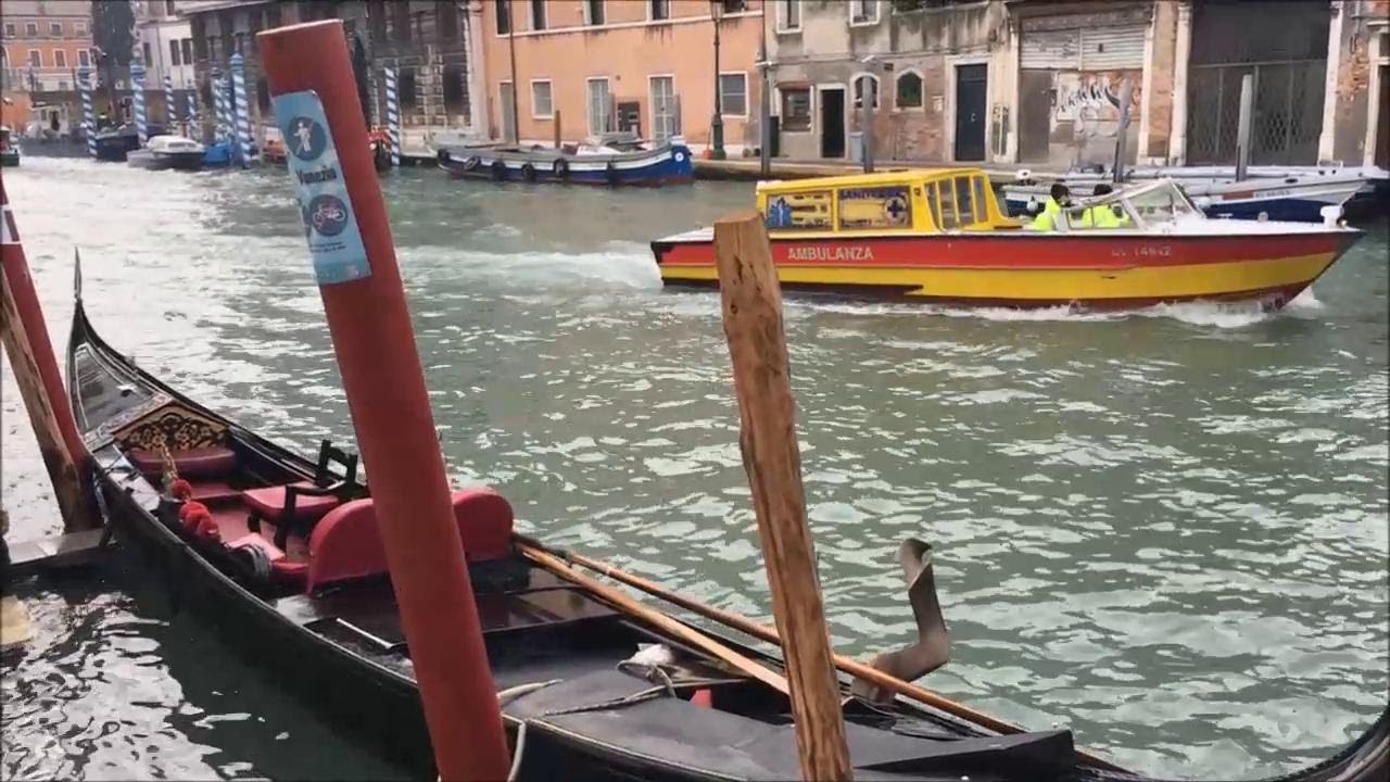 Natale a Venezia, i corrieri express vanno di corsa... ma sui canali