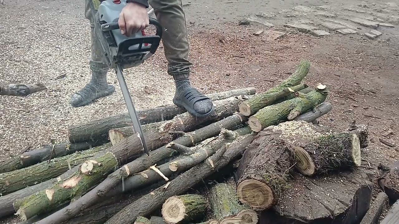 🔥Cât consumă drujba la tăiat lemne +Probă in lemn