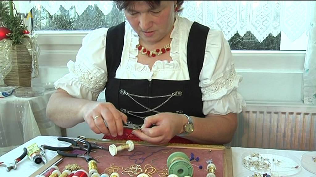 Alte Traditionen wieder aufleben lassen: Rita Fink aus Ungerhausen fertigt Klosterarbeiten.