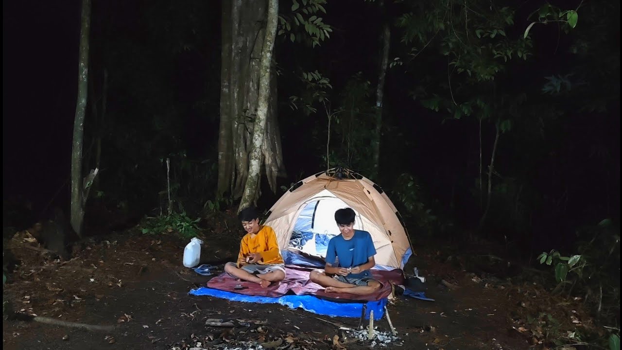Camping mendirikan tenda di bawah pohon besar, fishing, berkemah & tidur nyenyak sampai pagi