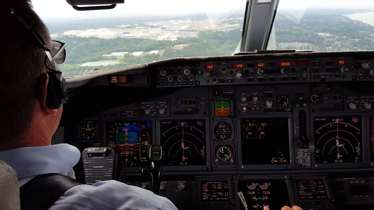 Capt Pat #737NG landing at Paine Field