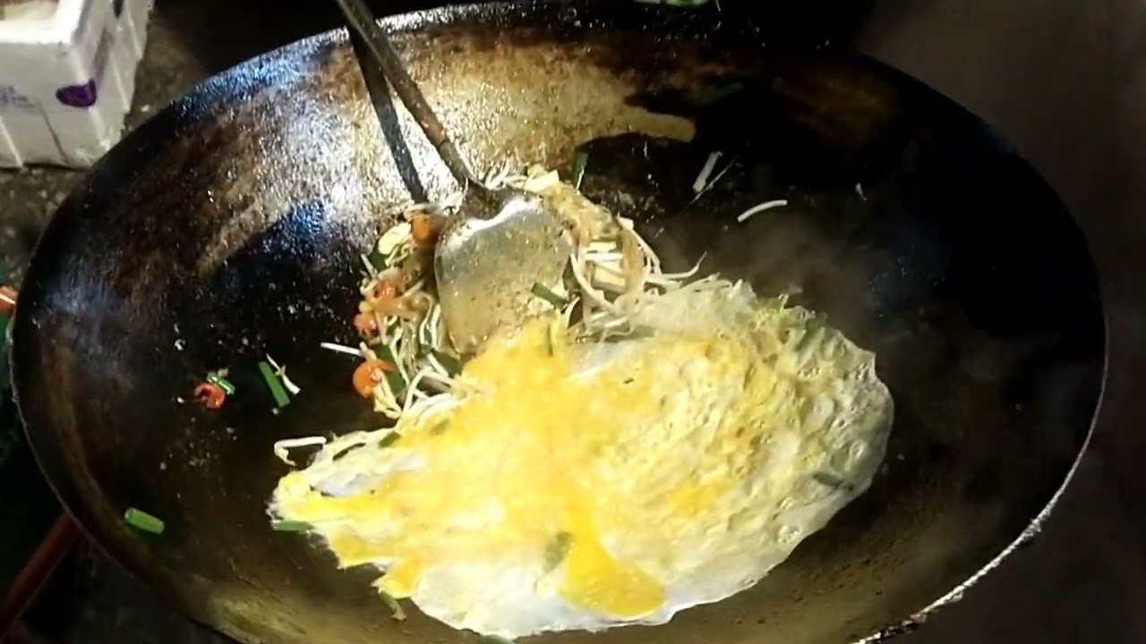Pad Thai wrapped in egg / Amazing Thai street food