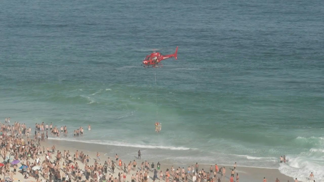 Bombeiros realizam resgates em Copacabana na véspera de Ano Novo | AFP