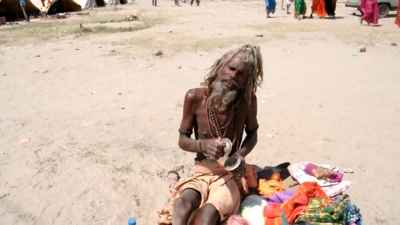 kumbh mela 2010. baba singing.AVI