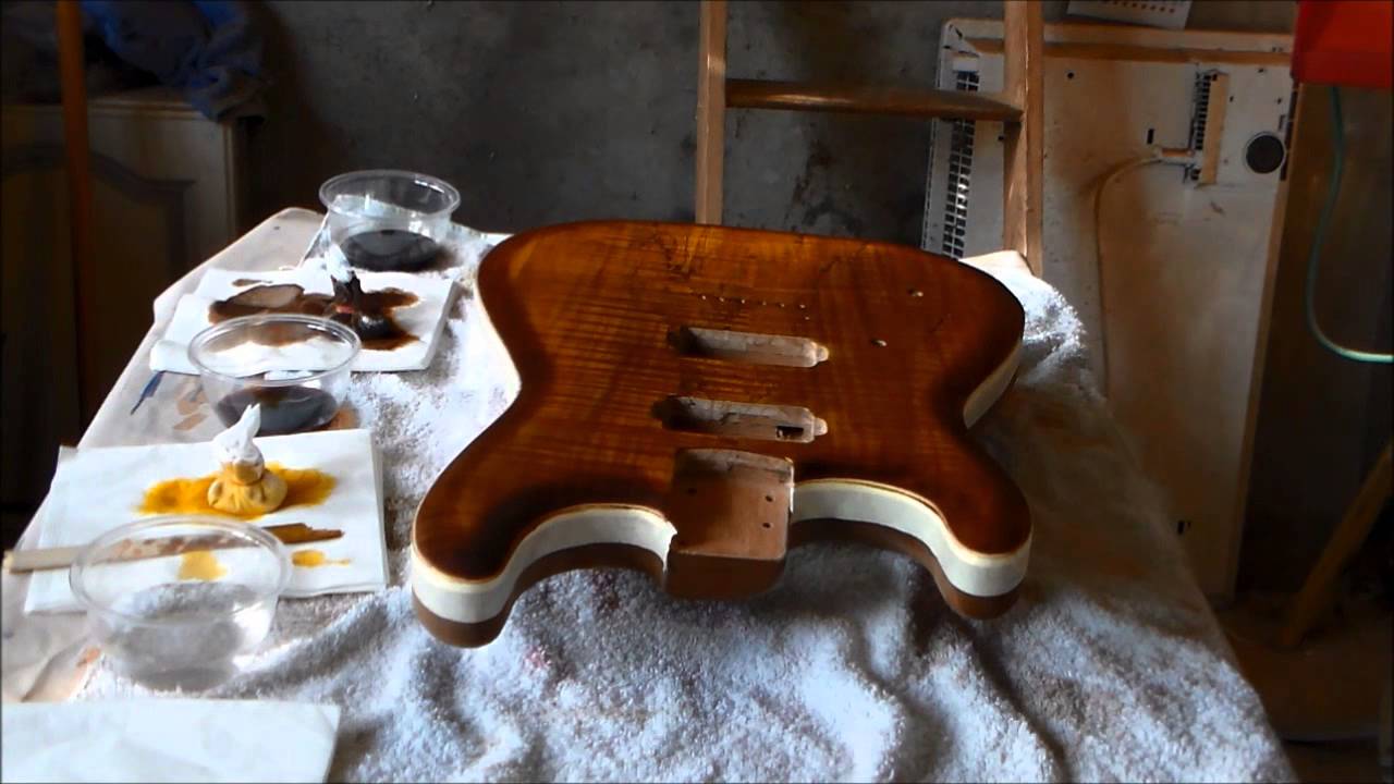 Teinte dégradé miel (Honeyburst) à la main sur guitare