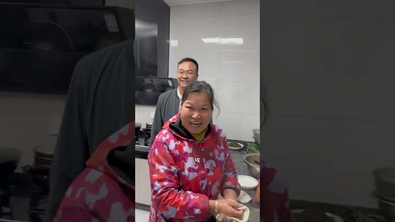 (下集)到家天已经黑了，卓卓下车就直奔爷爷，爷孙俩感情深啊～把行李放家里又奔去老妈家，不管多晚，妈妈家的饭菜永远都是热乎的…有一种冷叫外婆觉得卓卓冷#王蓉仨娃妈 #日常vlog记录生活 @✨汤哥