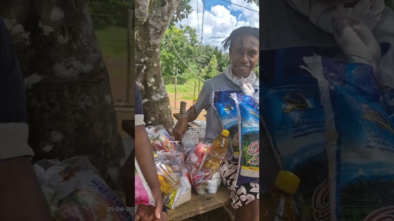 315. mama papua datang ke pos TNI bawa pisang dan petatas mau tukar beras #mamapapua