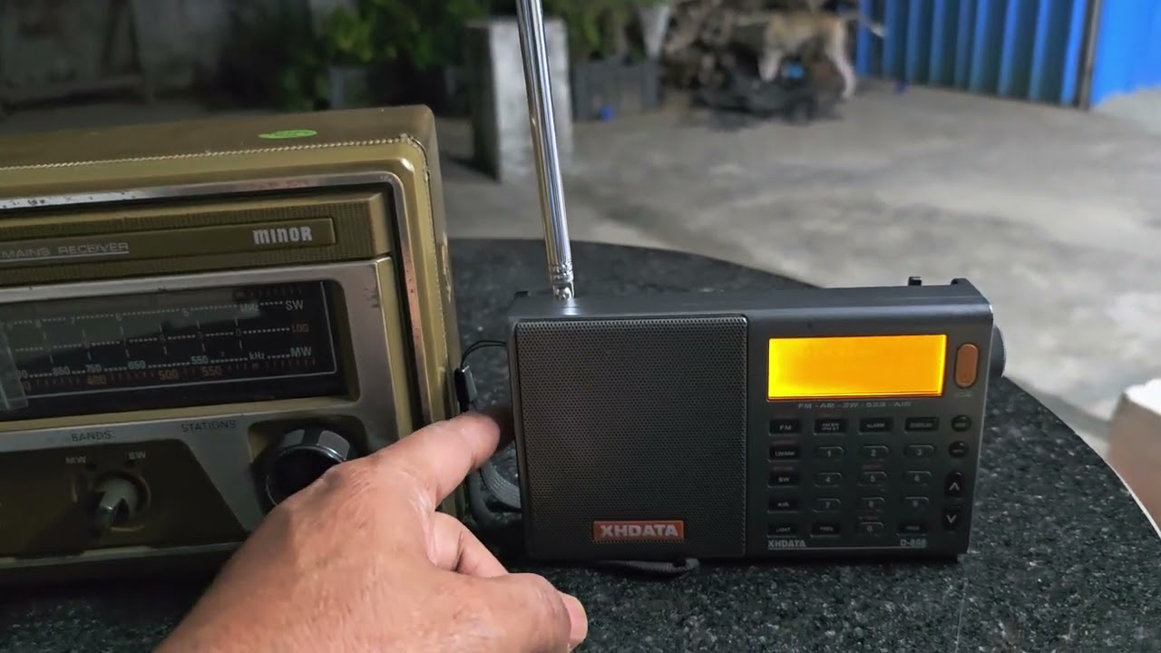 Xhdata d808 vs Philips Minor 297 shortwave Reception test.