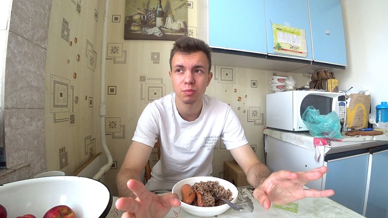 МУКБАНГ ГРЕЧКА С САРДЕЛЬКОЙ 😂 Моя первая влюбленность