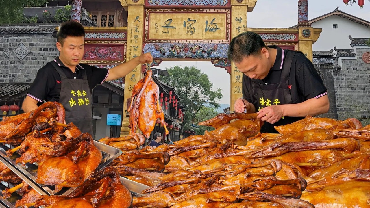 成都百年古鎮裡隱藏著眾多美食丨皮酥肉嫩香氣撲鼻的燙油鵝丨麵皮越嚼越香的少油老式鍋盔丨青翠碧綠入口綿軟的青團丨手工藝人用蒲草編的工藝品丨好玩又有文化的非遺糖畫藝術