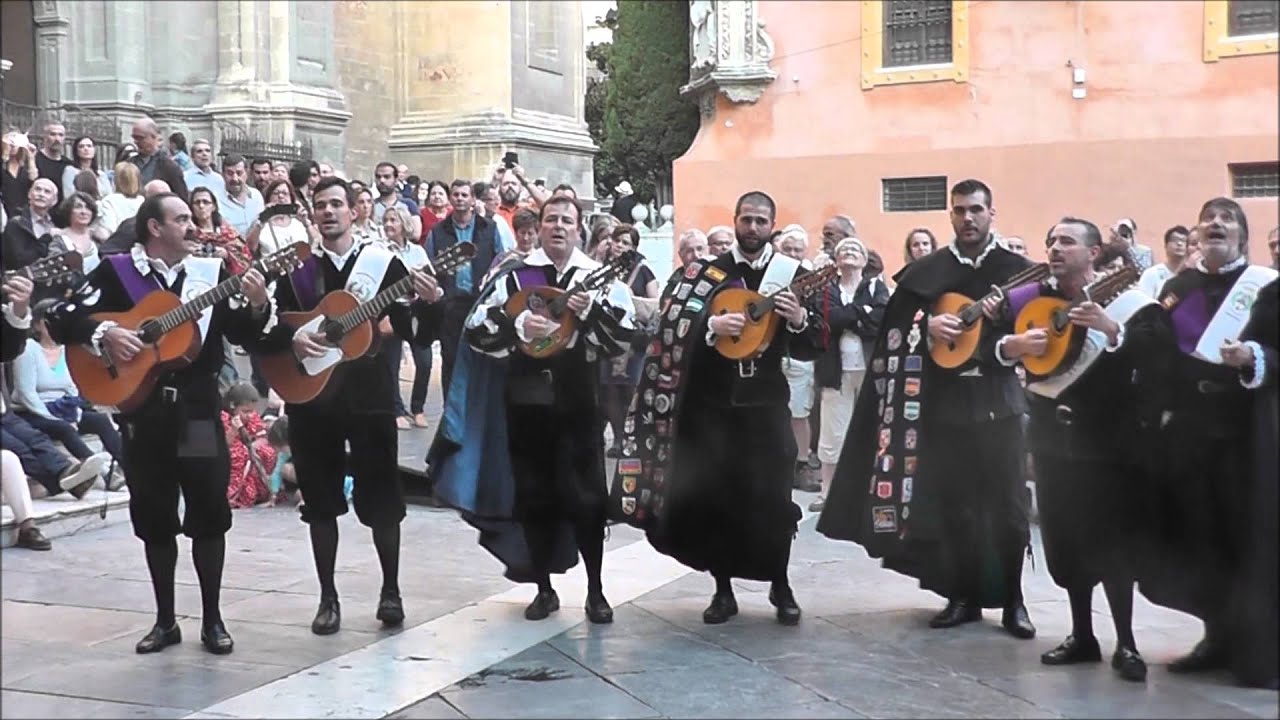La Tuna de Arquitectura Técnica de Granada en la plaza de las Pasiegas
