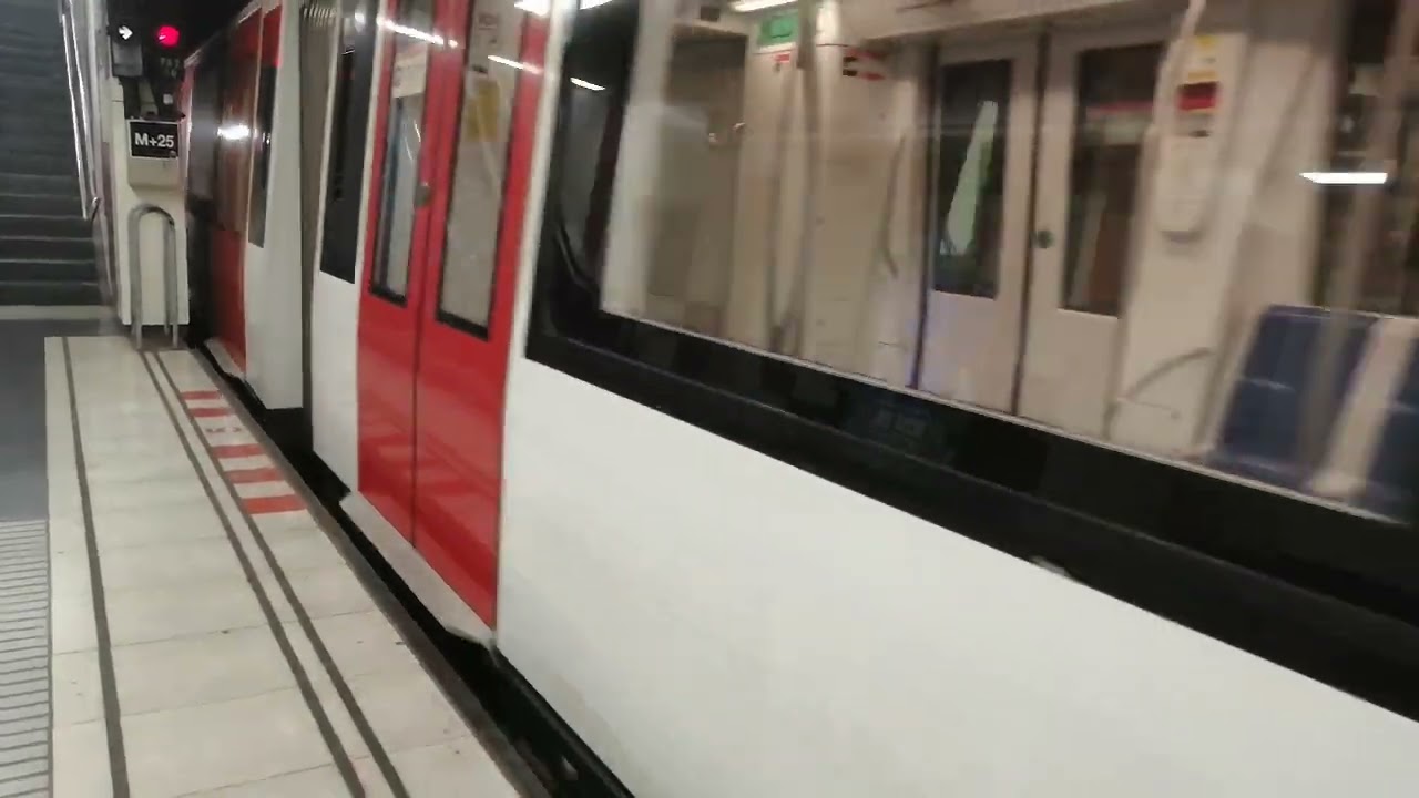 metro bcn L2, tren entrando en la cola de maniobras en paral-lel