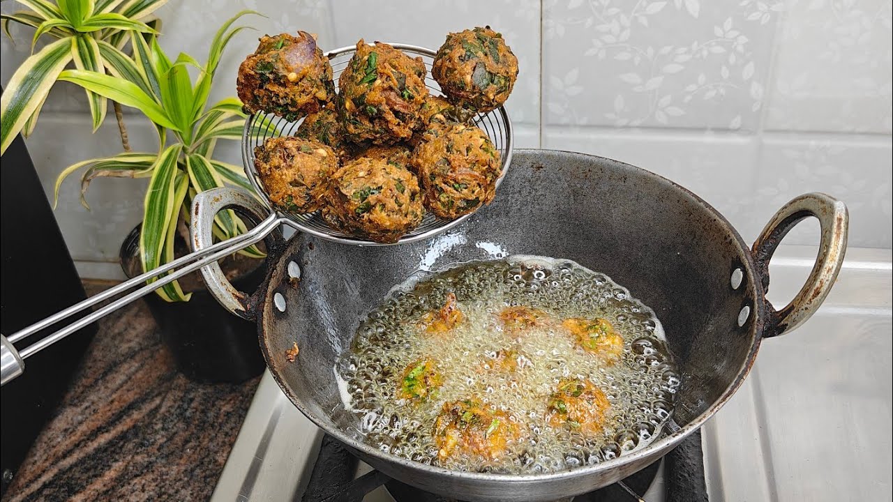 Aloo Palak Pakoda || Ramadan Special Crunchy Pakode Recipe By Farhana Cooking 