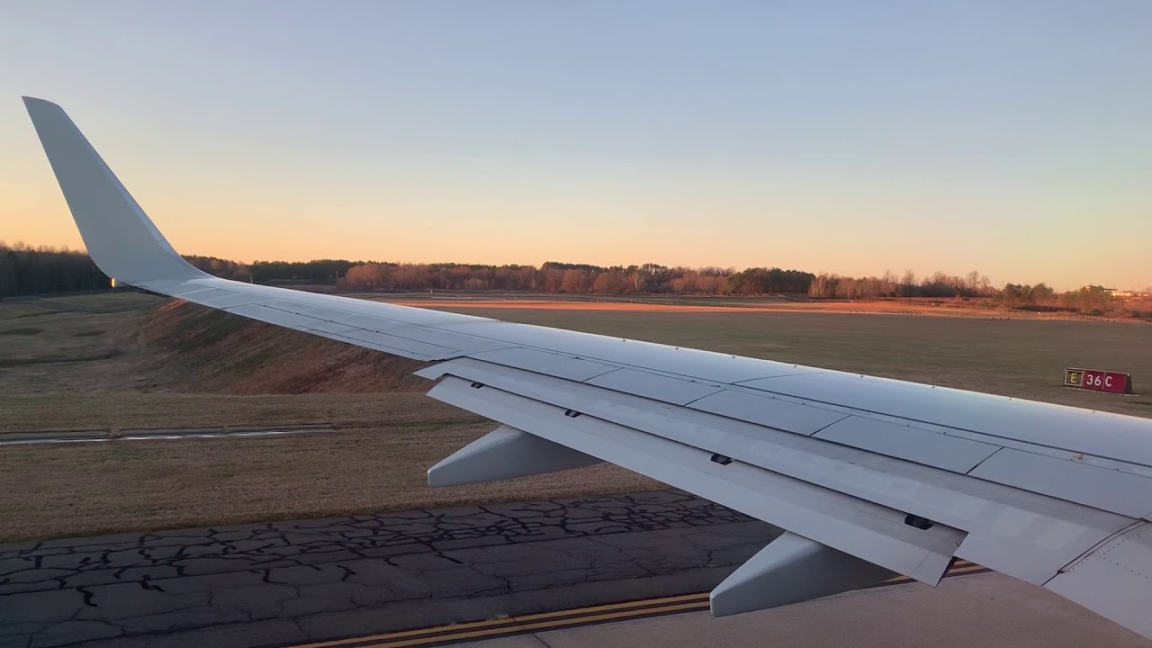 B737-800 early morning takeoff (Raw sound - left wing view)