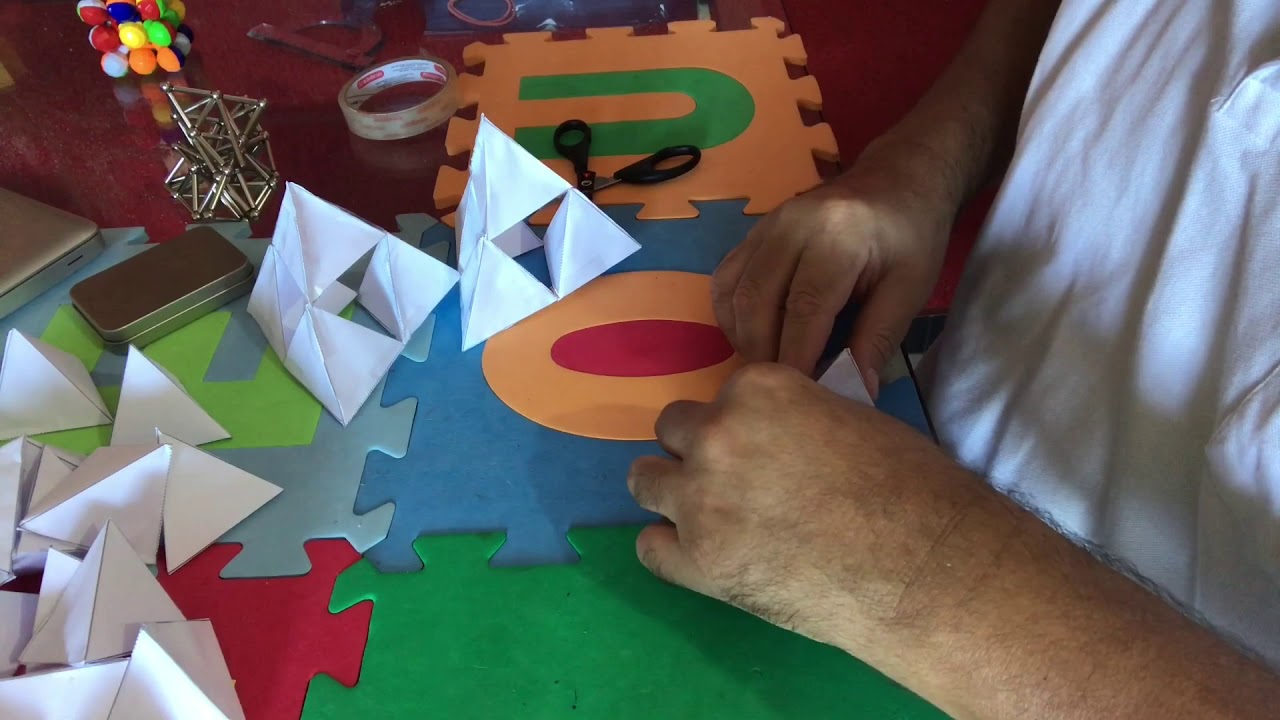 Características matemáticas da Natureza:Triângulo de Sierpinsky 3D, usando papel.