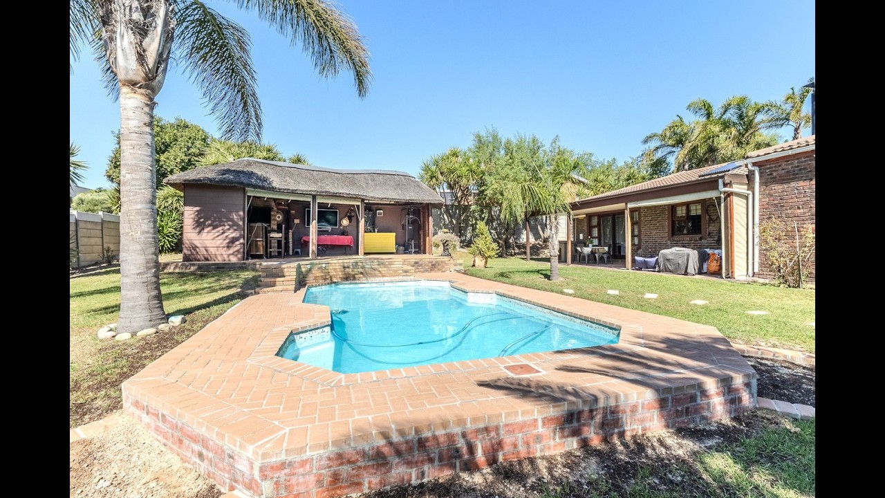 Modern Open-Plan Home with Pool, Inverter & Borehole Water