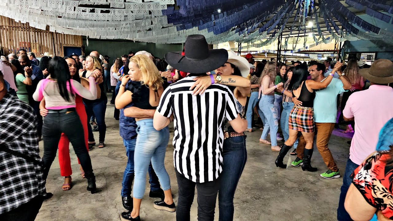 LÁ NO BAILÃO O VELHO É UM CORISCO - DANÇANDO FORRÓ NO BAILÃO DO ISAIAS DA VANEIRA (XOTE)