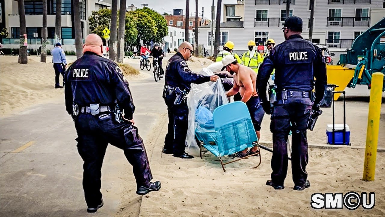 𝗕𝗔𝗚 𝗜𝗧 𝗨𝗣: Police Help Unhoused Man Pack Up Belongings During Venice Beach Sweep