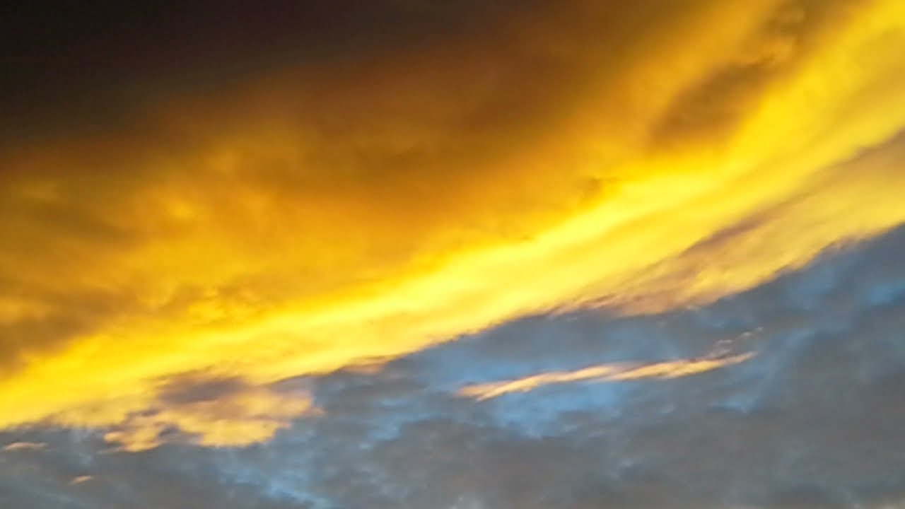 Il Cielo su Bonarcado il 10 Ottobre 2015. nuvole gialle