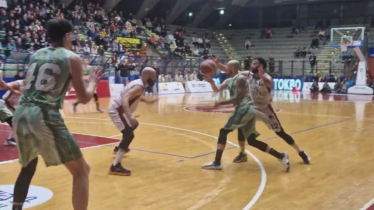 Basket, Saccabomb bionico: la Libertas batte Avellino 62 a 60 negli ultimi due secondi di gara