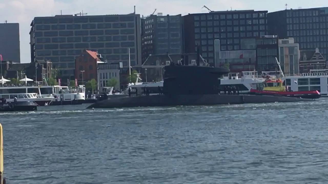 Onderzeeer Marine vaart over het IJ