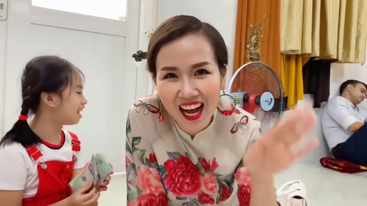 Trâm Vlog I Âm mưu trấn lột tiền lì xì của chồng