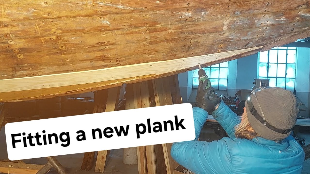 Fitting a new plank on my wooden sailboat (Ep.9)
