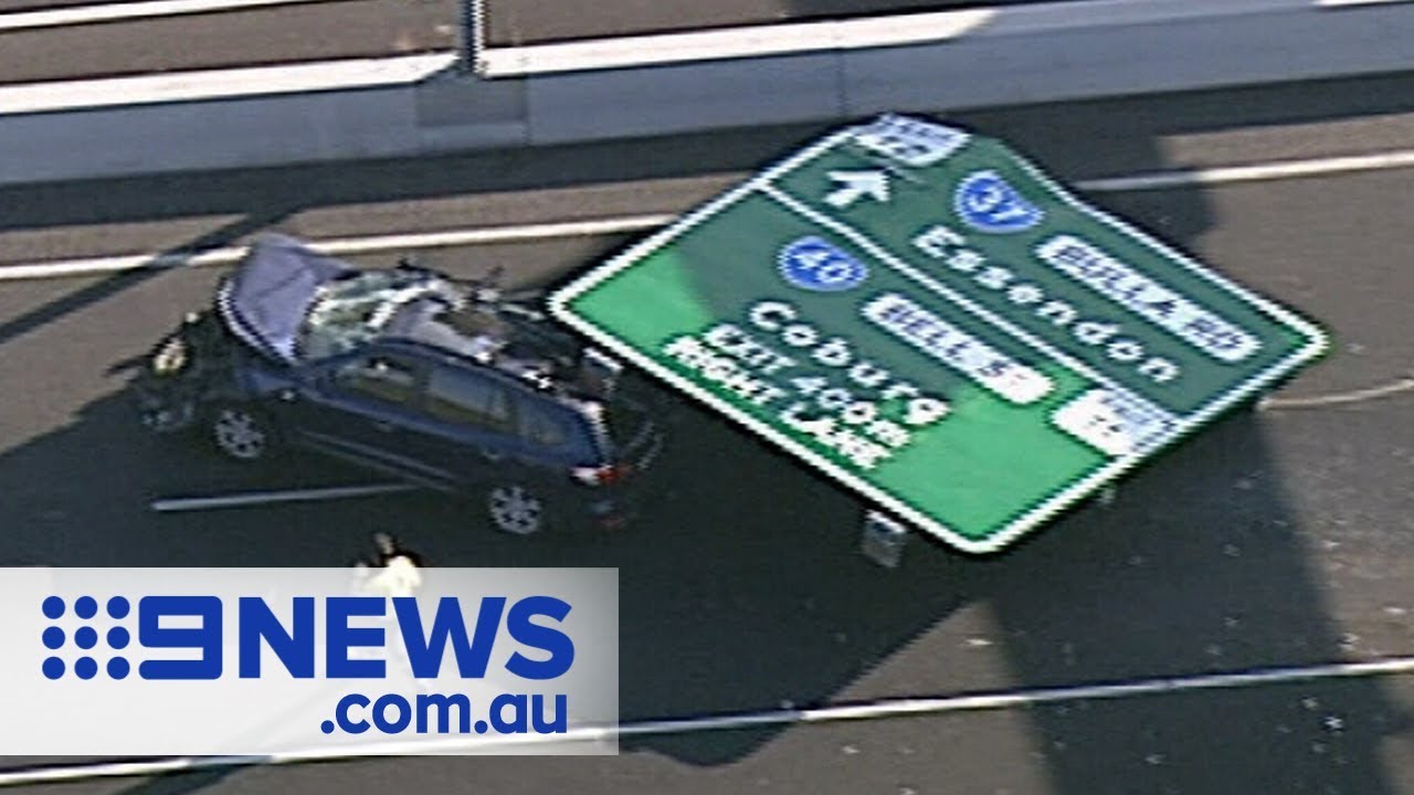 Freeway sign falls crushing car | Nine News Australia