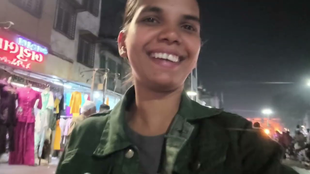 #Lal Darwaja ghumne ka plan? Mast choice yaar, abhi evening time hai toh perfect vibe milegi – crowd
