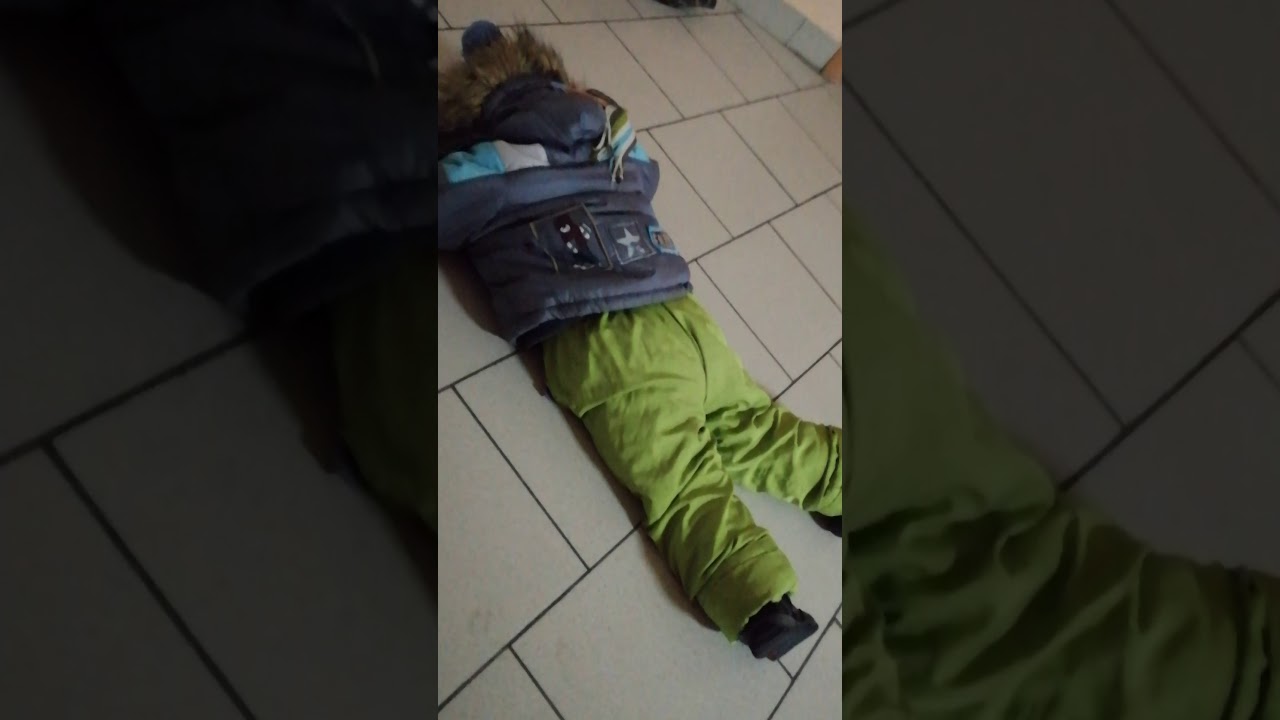 Костя не хочет идти домой из садика.