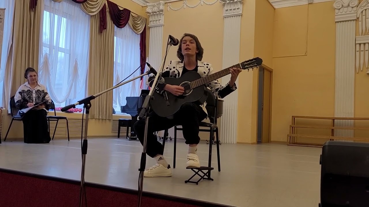 Арсений исполняет песню 