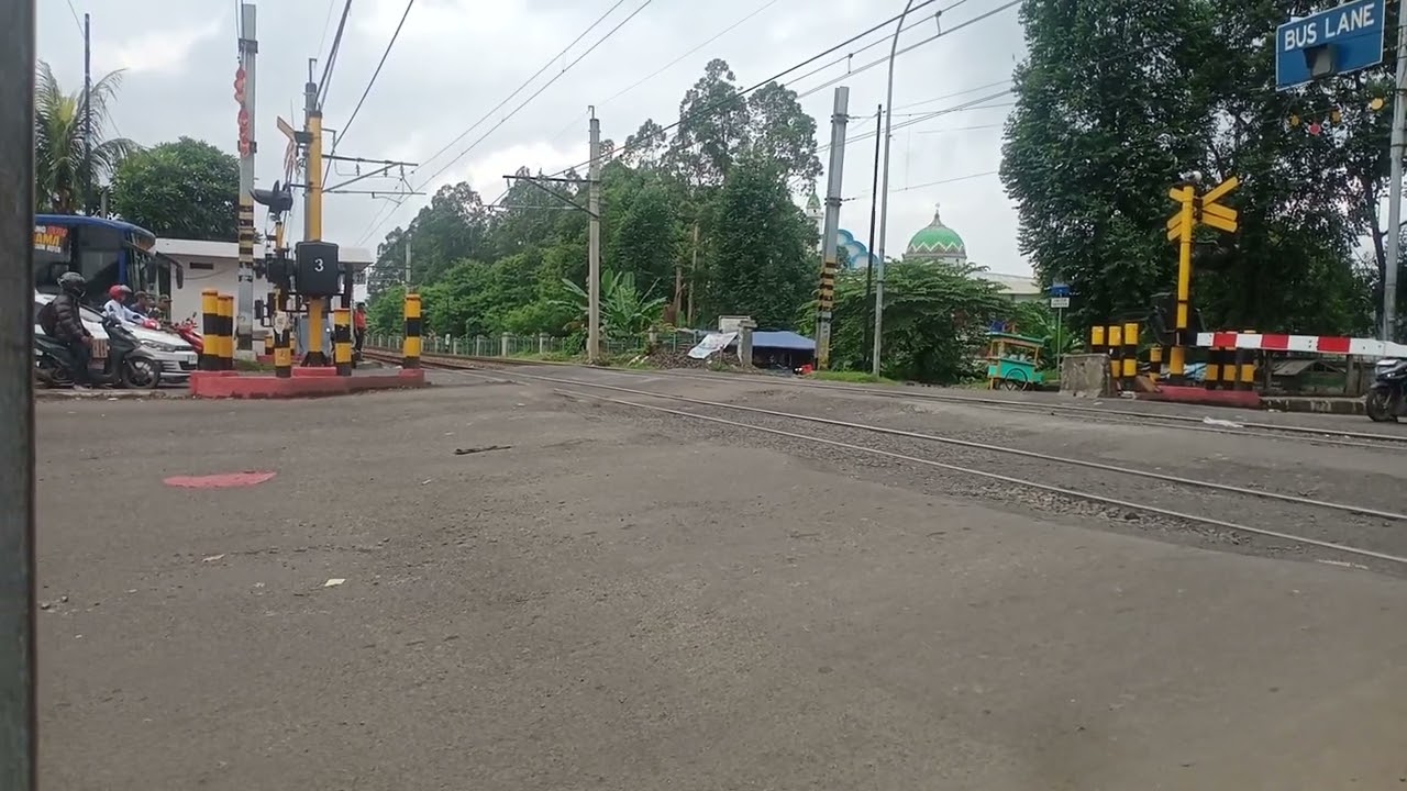 ​Parallel lines and urban vibes .​#IndonesianRailways #TangerangLine #JPL27 #TrainCrossings