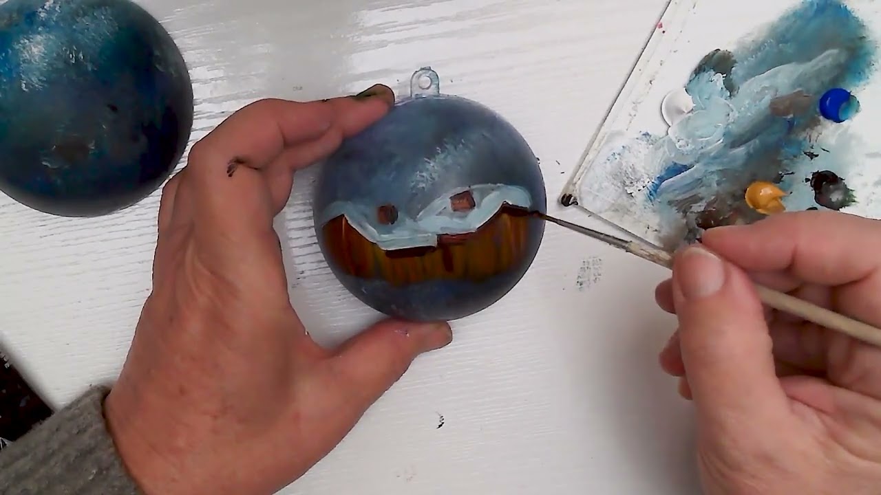 Dipingere una pallina di natale con le casette e la neve