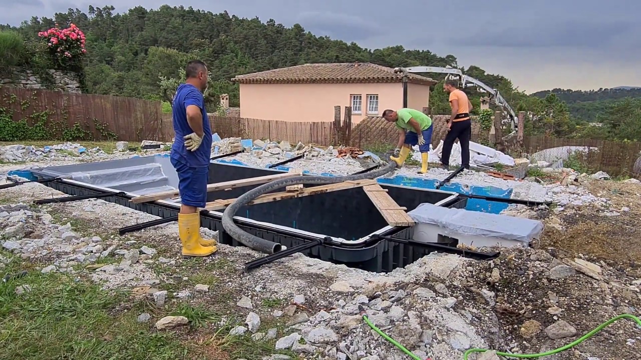 Coulage béton piscine Desjoyaux Concept 👌