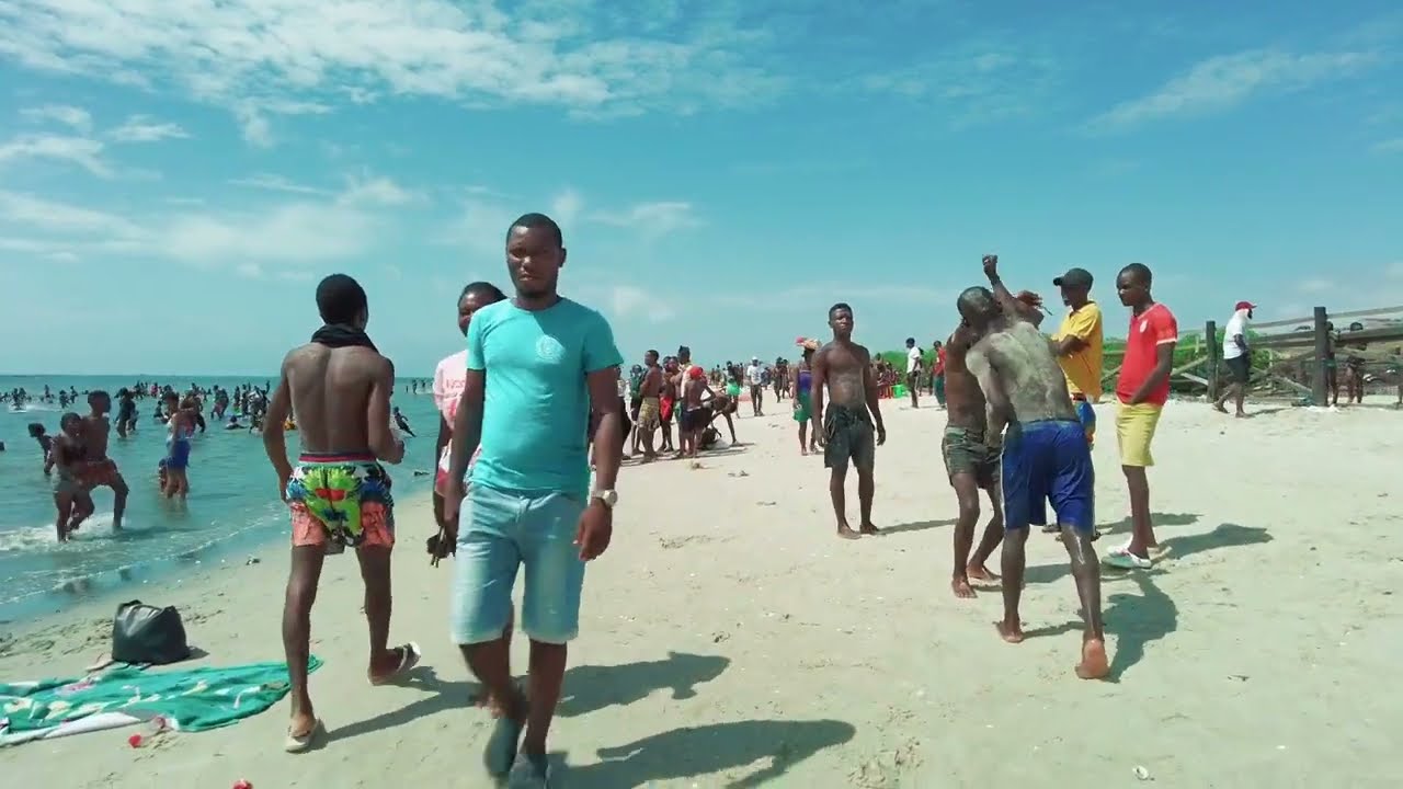 From Empty To Crowded Beach In Minutes!