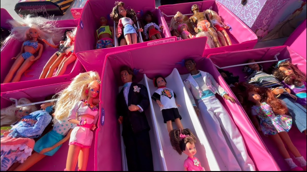 Vintage Barbies from the 90's lot at Flea Market. Barbies de los 90's en el Tianguis.