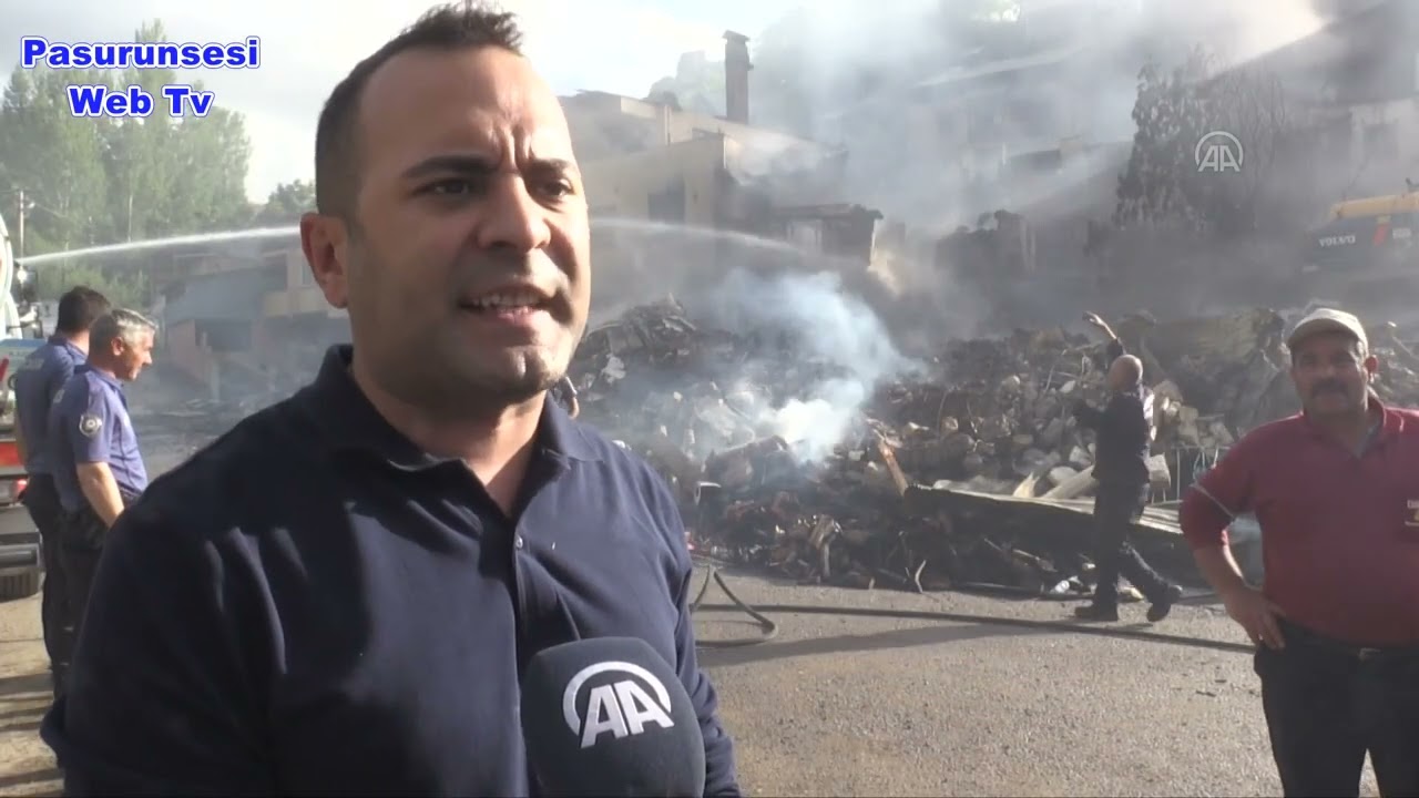 Pazaryolu ilçesindeki kırsal mahallede çıkan yangında 12 ev kullanılamaz hale geldi