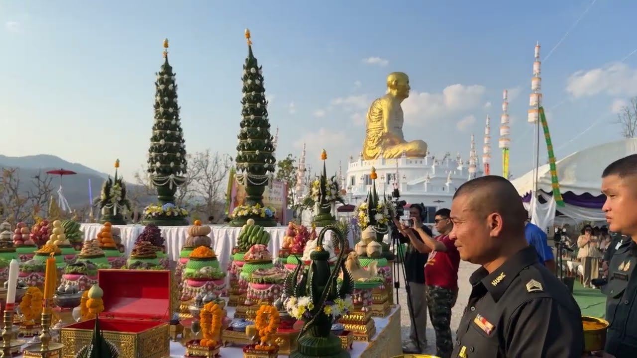 หลวงตาม้า ประะานในพิธีเททองหล่อพ่อขุนเจืองธรรมิกราช ณ วัดป่าพุทธชินวงศาราม จ.พะเยา