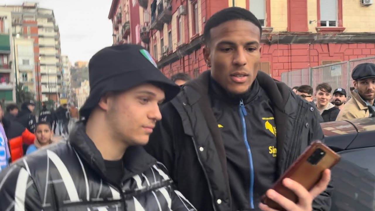 Folorunsho tra i tifosi del Napoli, sentite cosa gli urlano! 💙