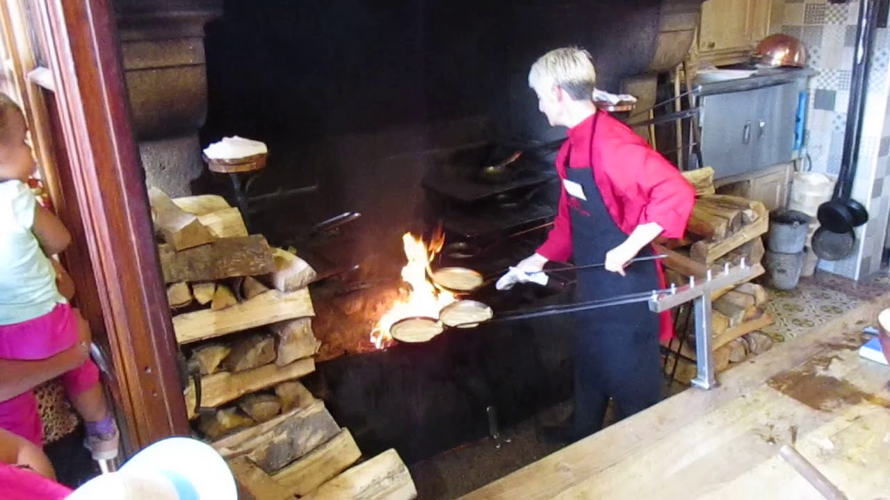 Cuisson de la fameuse omelette de la Mère Poulard