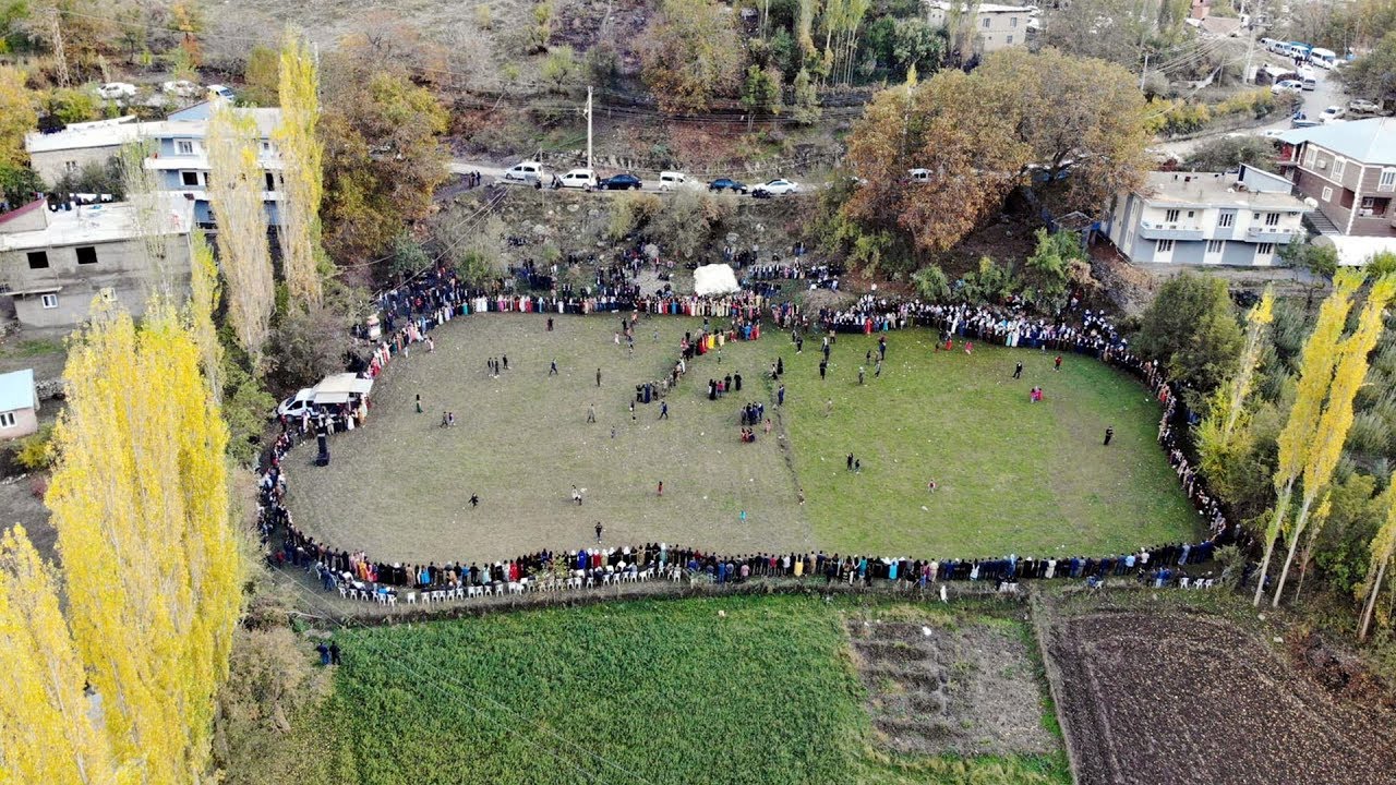 Irak sınırındaki düğün halayı, drone ile görüntülenebildi