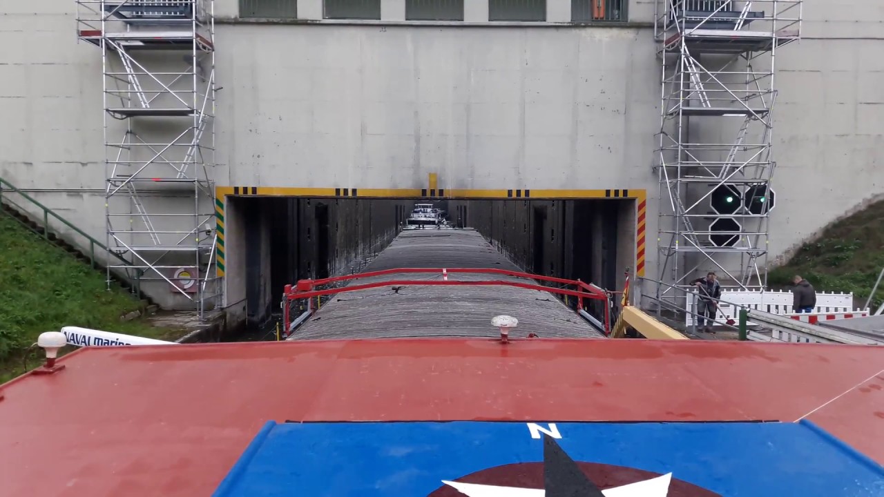 Binnenschiff Annegret -Einfahrt in die Schleuse Sülfeld