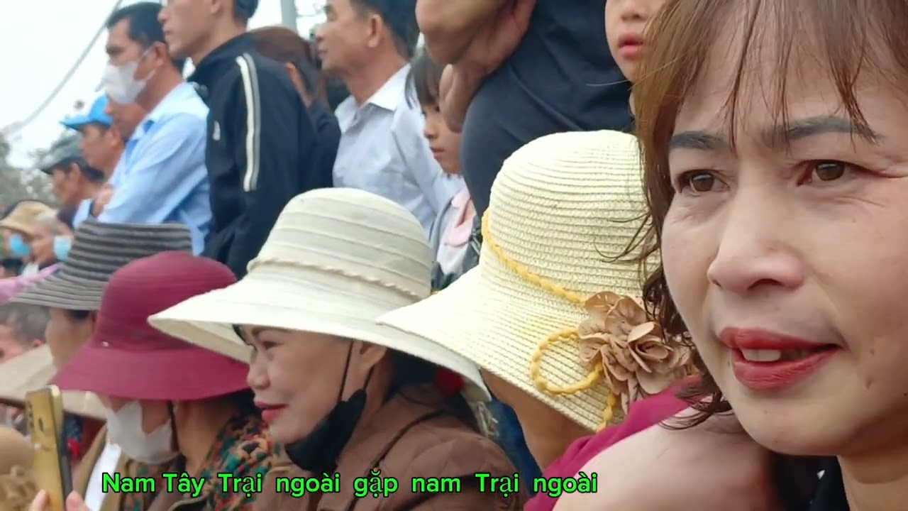Nam  Tây  Trại  gặp  nam  Trại  ngoài  hiệp  đấu  không  cân  sức  