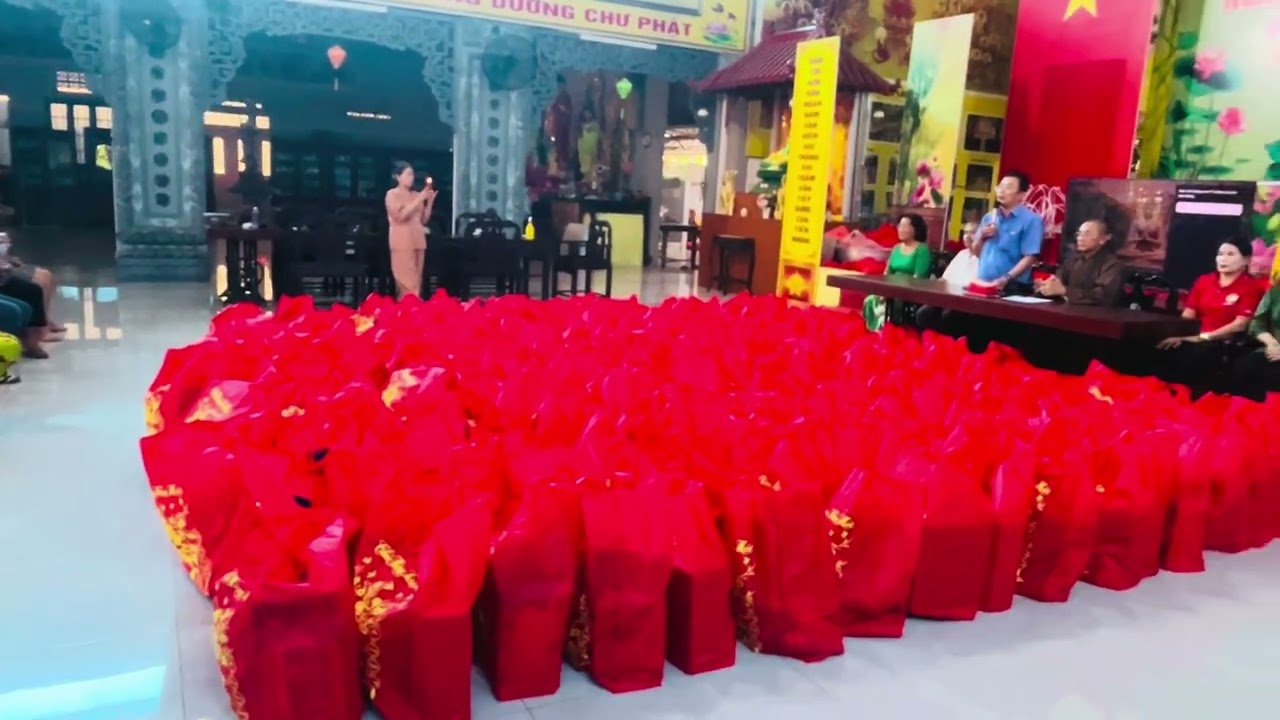 Lễ phát quà xuân 2026 tại chùa hoằng linh .