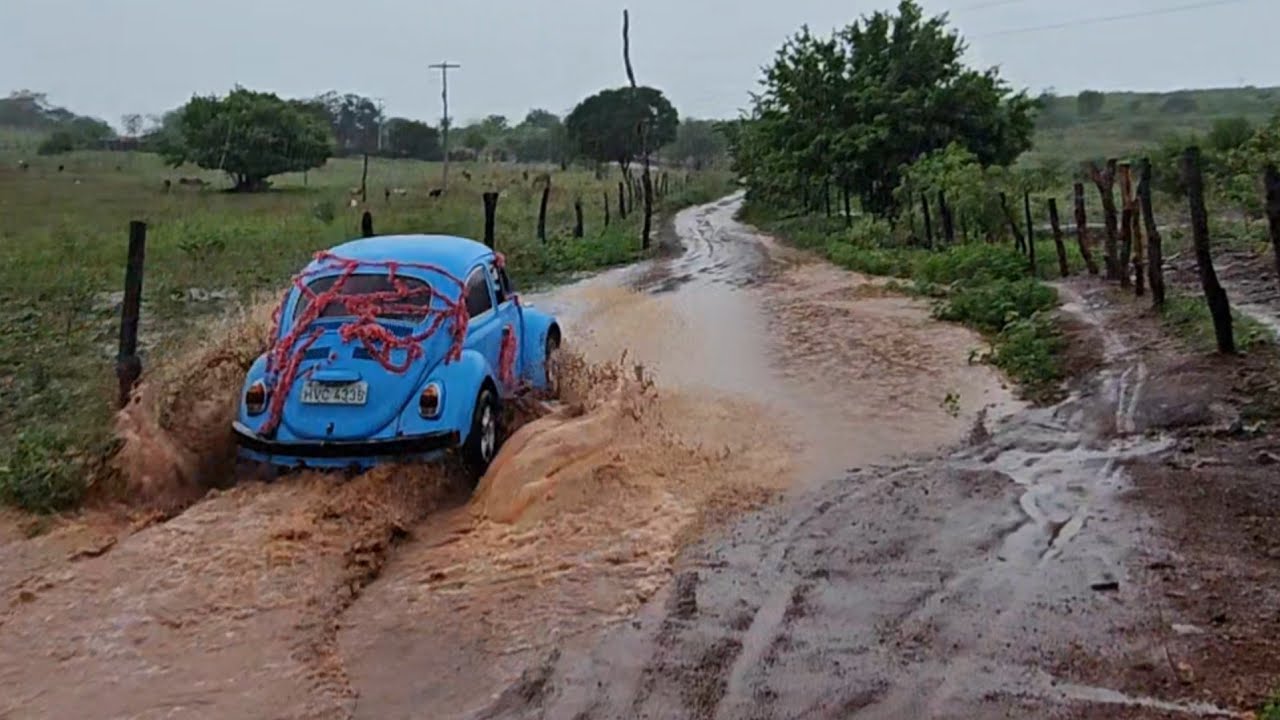 LEVEI MARCOS PRA UMA TRILHA NA LAMA COM O FUSCA
