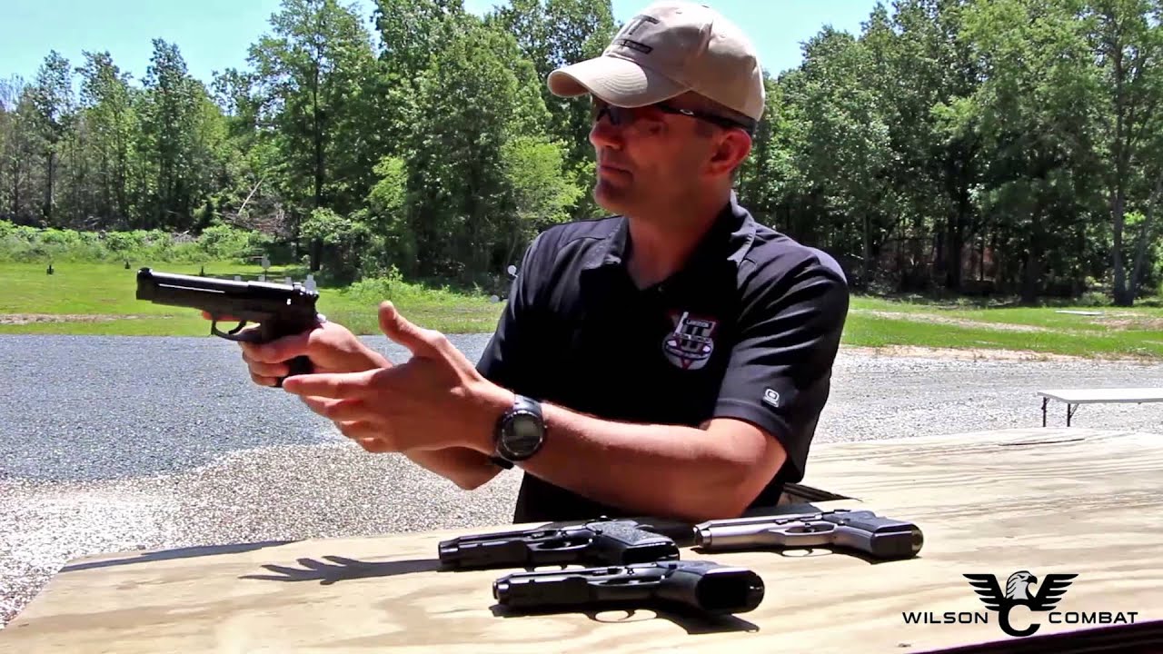 Эрнест Лэнгдон и низкопрофильный предохранительный рычаг Beretta Wilson Combat.