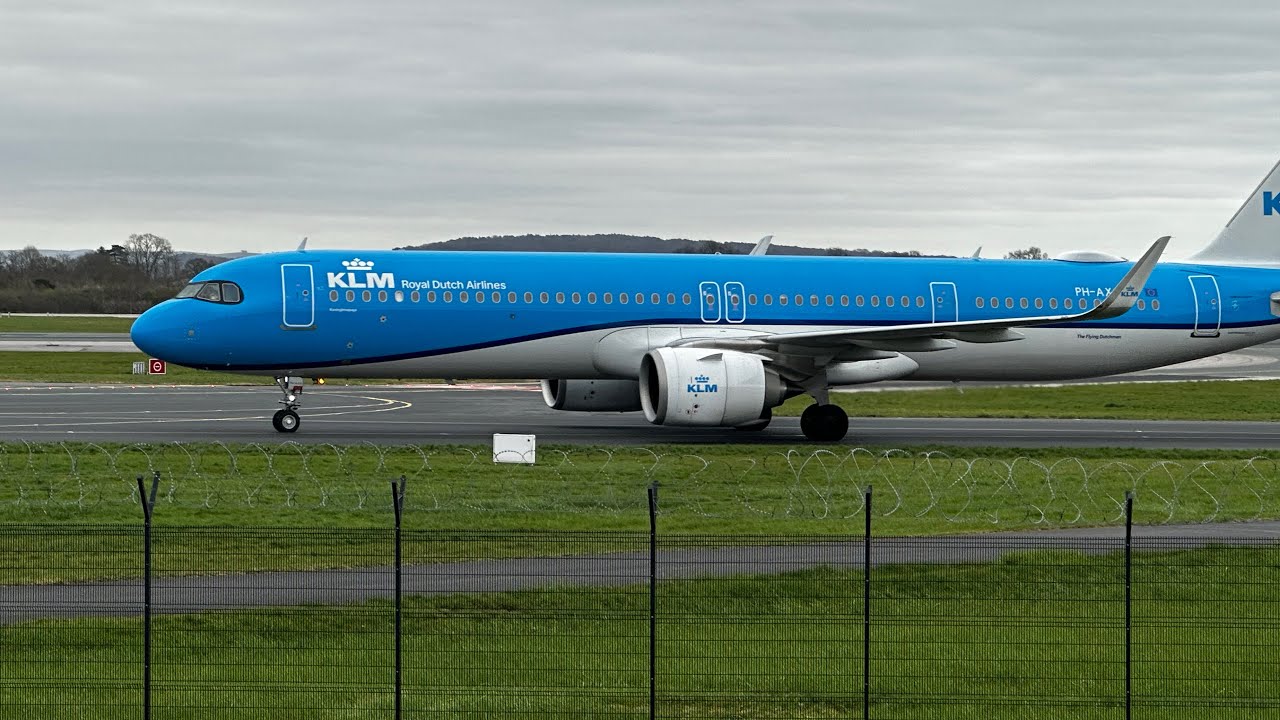 KLM and easyJet landing at Manchester