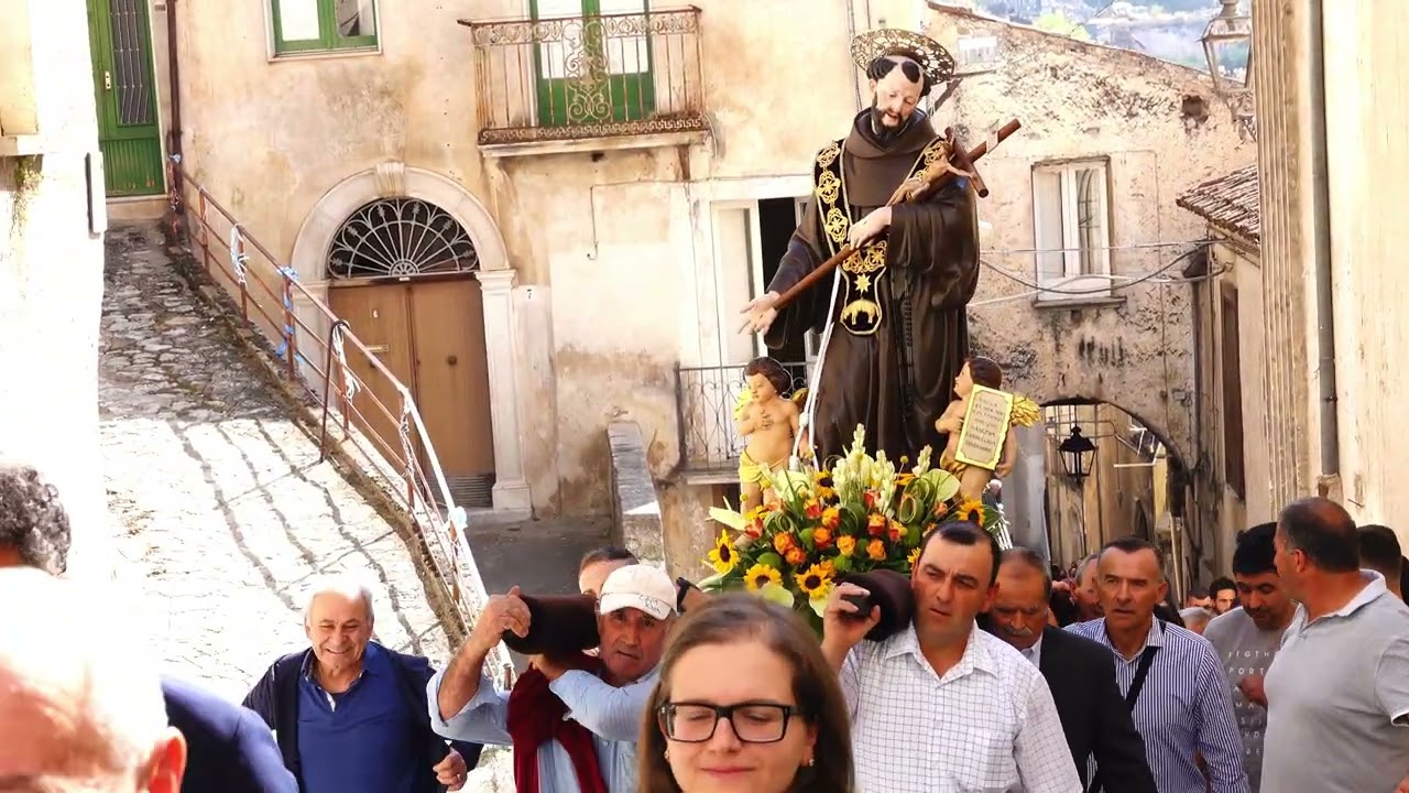 Padula - Processione San Francesco, passaggio nel rione S. Giovanni.