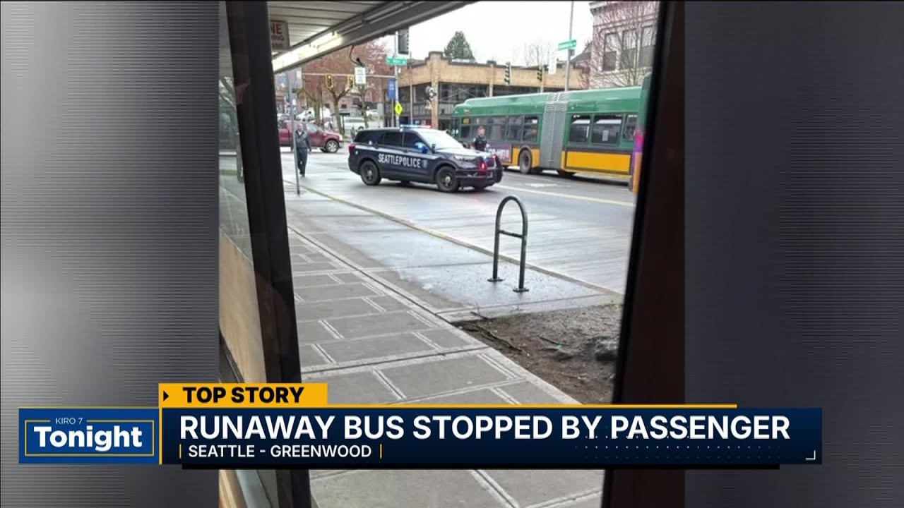 Неуправляемый автобус остановлен пассажиром.